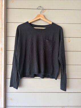 Everlane Black Long Sleeve Pocket Tee
Size Medium